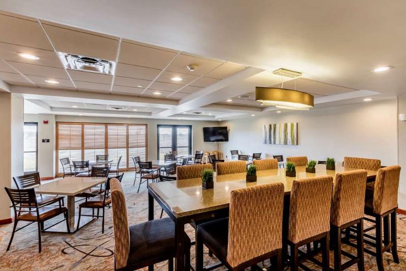 Holiday Inn Express & Suites Cedar Falls - Waterloo By Ihg Exteriör bild