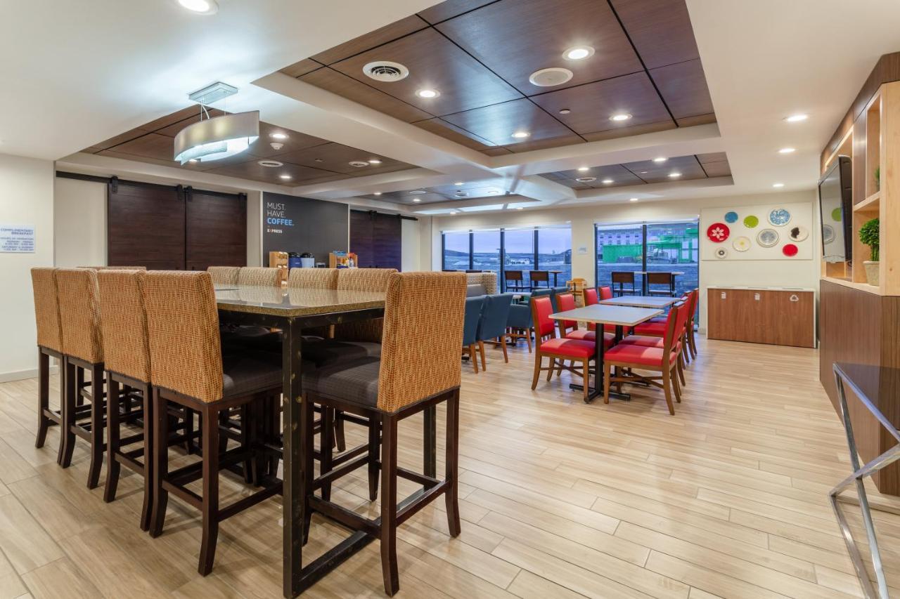 Holiday Inn Express & Suites Cedar Falls - Waterloo By Ihg Exteriör bild