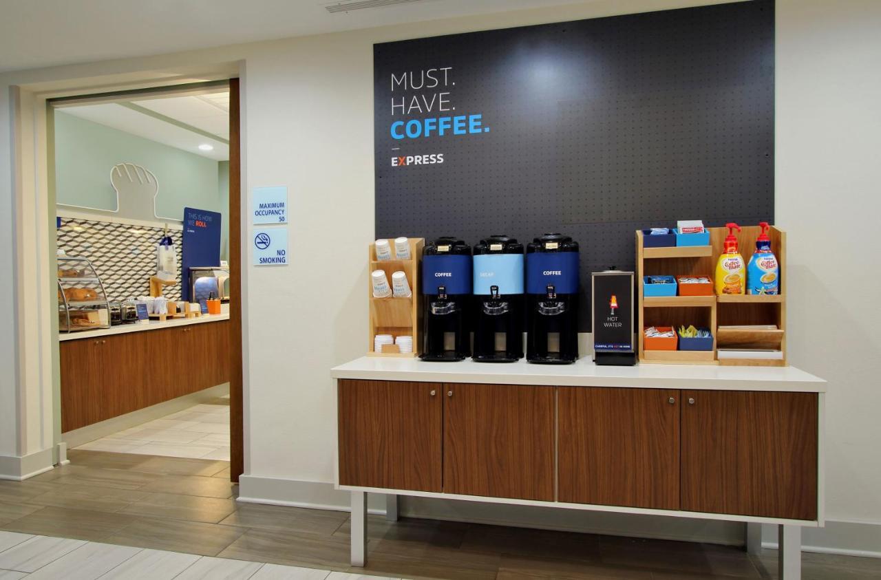 Holiday Inn Express & Suites Cedar Falls - Waterloo By Ihg Exteriör bild